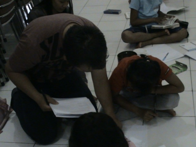 GURU BOLEH MEMBERI PENJELASAN MENGENAI MAKSUD DARI SOAL PADA ANAK YANG BERTANYA