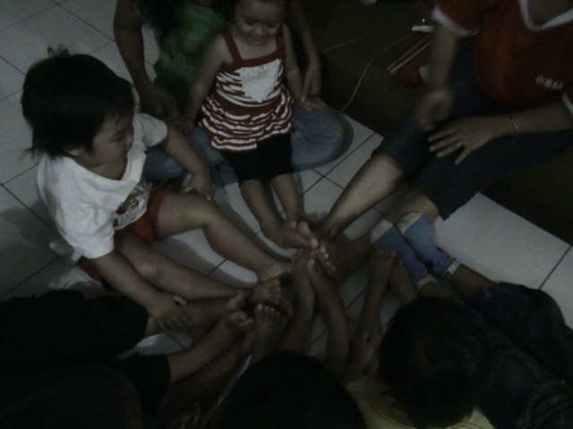 ANAK BALITA MENGHITUNG JUMLAH KAKI....GOOD IDEA, METODE ANGGOTA TUBUH