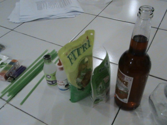 MINYAK GORENG, SIRUP, SABUN CAIR UNTUK CUCI PIRING, CUKA, ALKOHOL, SEDOTAN