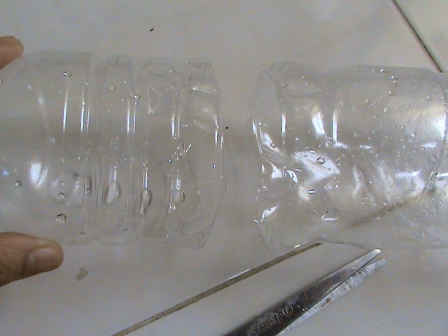 GUNTING BOTOL MENJADI BEBERAPA BAGIAN YANG KITA INGINKAN