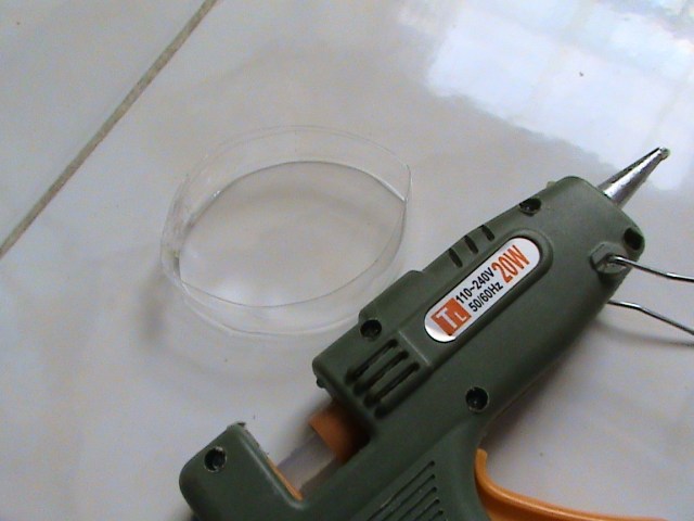 GUNAKAN LEM TEMBAK UNTUK MENGHUBUNGKAN UJUNG-UJUNG YANG TERPOTONG SETELAH KITA MENGECILKAN DIAMETER GELANG