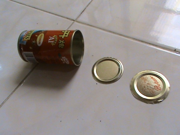 AMBIL KEDUA TUTUP KALENG BEKAS SARDEN DENGAN ALAT KHUSUS PEMBUKA KALENG