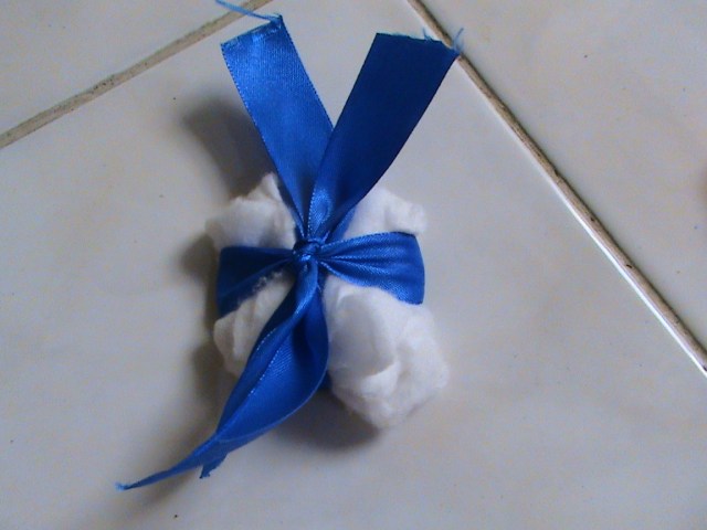 BALUT DENGAN PITA SAMPAI SELURUH PERMUKAAN TERTUTUP RATA OLEH PITA-PITA ITU