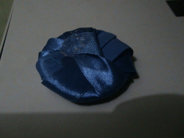 PADA SAMBUNGAN TERAKHIR LEM DENGAN LEM TEMBAK, TUTUP BAGIAN YANG KURANG RAPI DENGAN PITA YANG SAMA WARNA DIPOTONG UKURAN MELINGKAR SESUAI POLA DAN DIJAHIT.