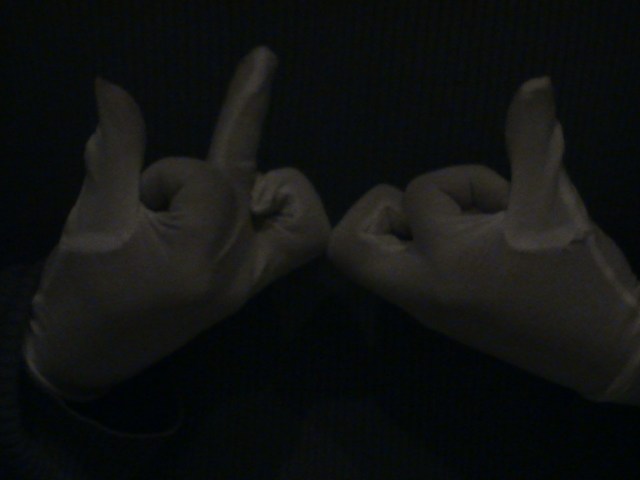 8b. TULISAN  'BLOOD' ( FOTOLAH BERSAMAAN DENGAN POSE 8A JIKA MEMUNGKINKAN MASUK DALAM SATU FRAME DAN JIKA ANAK-ANAK ADA YANG BISA POSE INI)