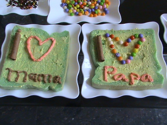 CONTOH BUATAN GURU YANG DIPAMERKAN PADA ANAK-ANAK SEBELUM MEREKA BERAKTIVITAS