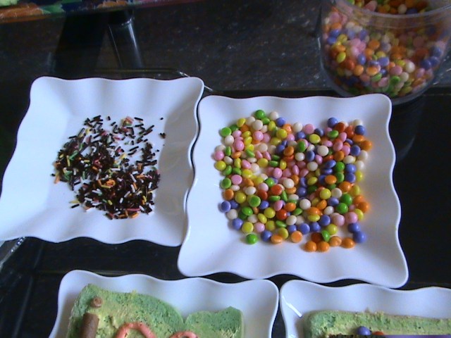 SEDIAKAN MEISES, DAN COKLAT WARNA-WARNI MERK APA SAJA, JANGAN LUPA CHEK TANGGAL KADALUARSANYA