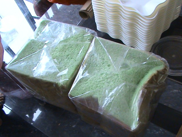 BISA PILIH ROTI YANG BERWARNA SEHINGGA LEBIH MENARIK DARIPADA ROTI TAWAR BIASA YANG PUTIH POLOS