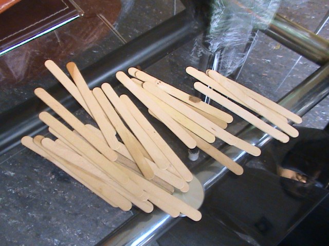 STIEK ICE CREAM PANJANG MENOLONG ANAK-ANAK MENGOLES MARGARIN KE ROTI DENGAN MEDIA YANG LEBIH DATAR