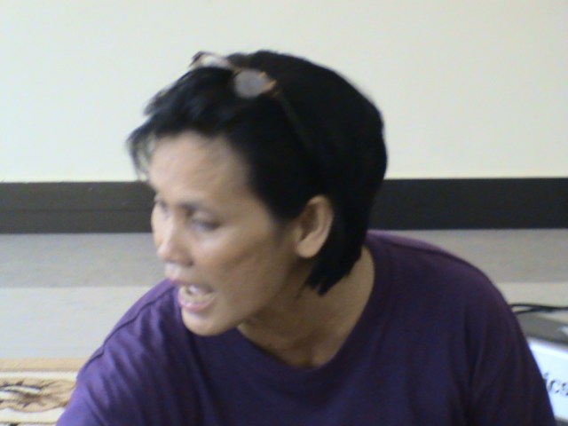 GAYA IBU ADOLPHINE SAAT MEMBERI PENJELASAN