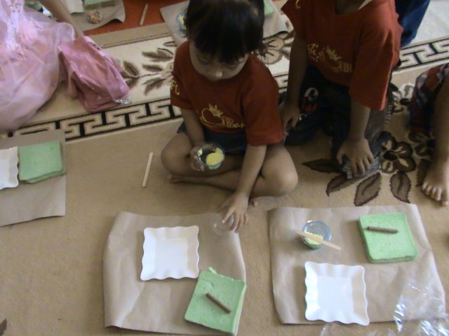 ANAK-ANAK SUKA BERKREASI..JANGAN HANYA INSTAN DIBERI COKLAT BENTUK HATI YANG TINGGAL DIBERIKAN PADA PAPA ATAU MAMA, ITU KURANG SERU, MEREKA INGIN MEMBERIKAN KREASI MEREKA SENDIRI