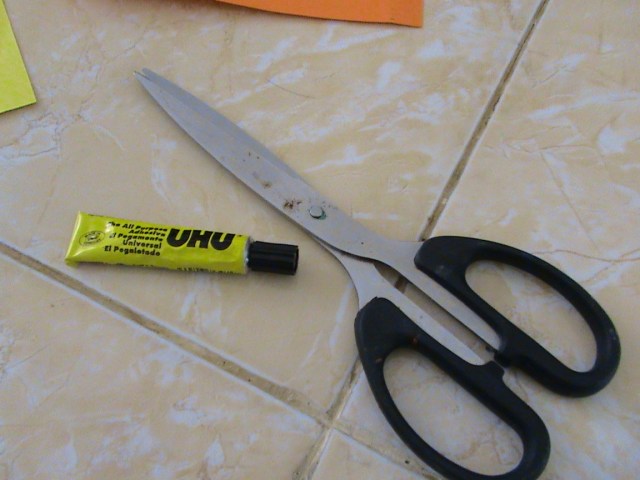 SIAPKAN LEM DAN GUNTING BESAR SERTA GUNTING KECIL ( UNTUK MATERI YANG LEBIH DETAIL SEPERTI PONI, KUMIS DAN JANGGUT)