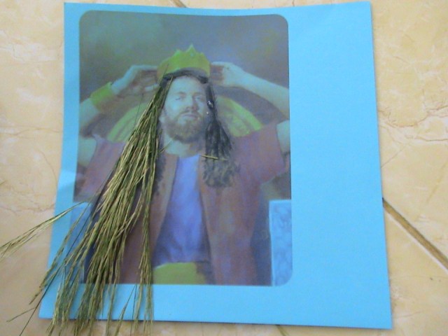 TEMPELKAN RAMBUT DARI BUNGA RUMPUT INI CARANYA LEPASKAN DULU RANTING DEMI RANTING BARU DISATUKAN, JADI JANGAN LANGSUNG MENEMPEL BENTUK ASLI DARI BUNGA RUMPUT INI, AGAR LEBIH TEBAL HASILNYA