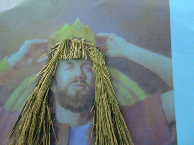 MAHKOTA DITAMBAHKAN DARI POTONGAN KULIT JAGUNG