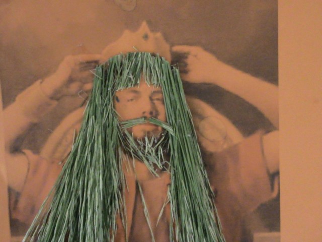 TAMPAK DEKAT BETAPA SOMBONGNYA PANDANGANNYA SI TOKOH ABSALOM INI KARNA DIA SANGAT MEMBANGGAKAN KECANTIKAN/KEGANTENGAN FISIKNYA