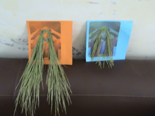 SAYA SANDARKAN KE ATAS KURSI DAN BERSANDAR DI TEMBOK, SEHINGGA RAMBUT ABSALOM YANG PANJANG LEBIH TERLIHAT TERJUNTAI