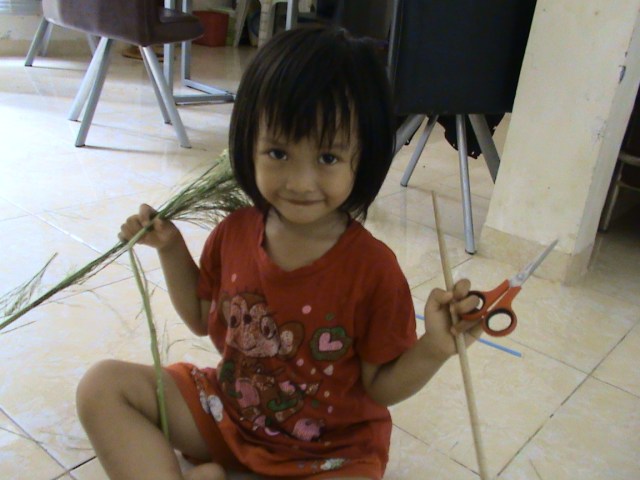 SIAPKAN GUNTING, STEAK KAYU ( BISA DIBELI DI SUPERMAKET), DAN LEM SERTA BUNGA RUMPUT