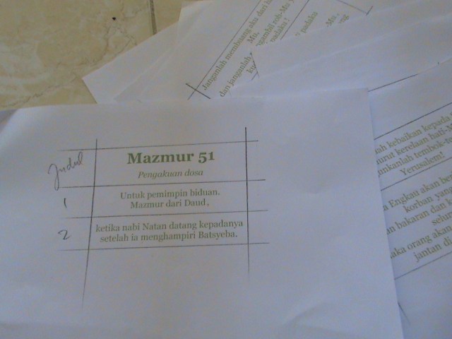 judul dan juga tiap ayat siap gunting. Pada foto tidak terlihat nomor ayat akan tetapi sudah saya ralat, jadi di setiap ayat sebaiknya kita cantumkan nomor ayat agar memudahkan penjilitan nanti dapat mengurutkan dengan mudah