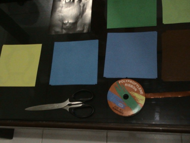 pita , gunting. Pada gambar tampak pitanya adalah pita kaku, seharusnya kita pakai pita yang lebih lentur yaa....