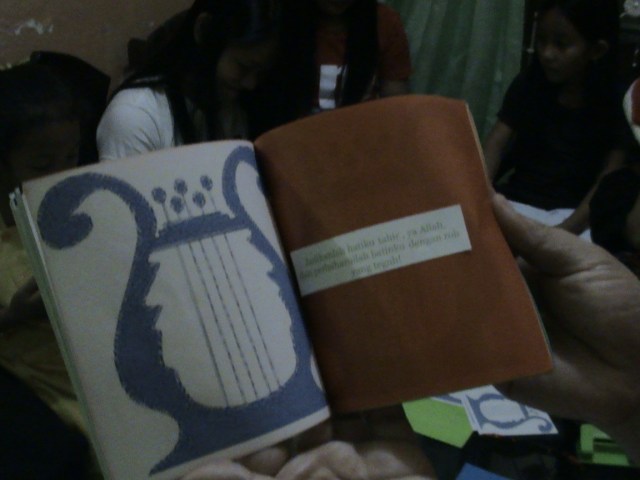 seperti ini buku yang sudah jadi ada tampak print kecapi Daud, ada juga tampak kertas lipat warna yang sudah ditempeli ayat