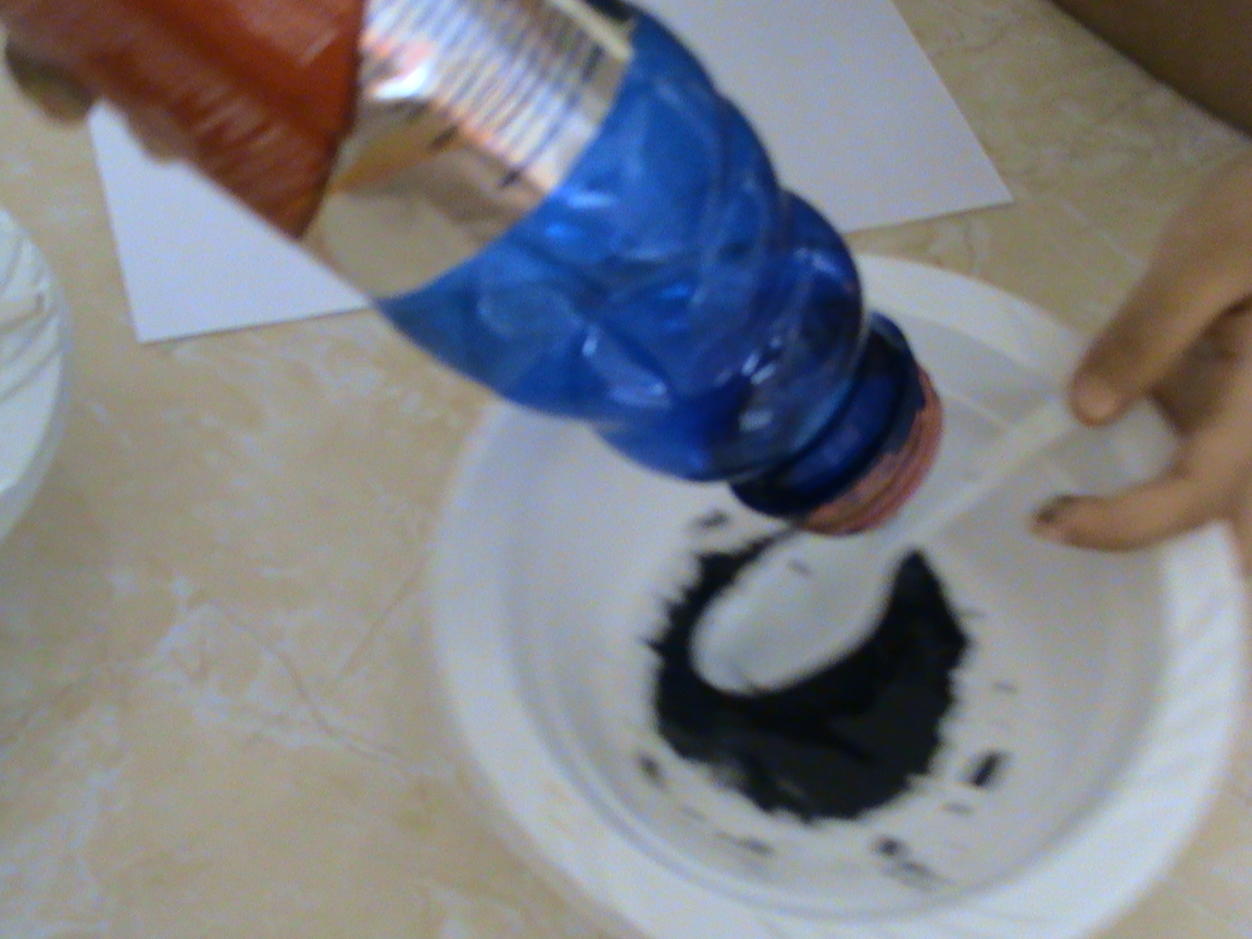 ide penggunaan botol ini adalah dari anak saya melody, saat dia bermain saya perhatikan dia menggunakan media botol ini dan saat saya mengajaknya membuat prakarya ini saya memakai botol juga 'meniru' ide darinya