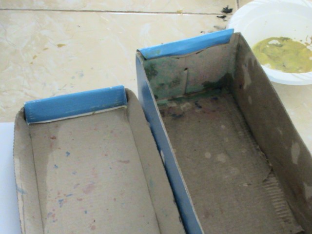 gunakan doos sepatu bekas untuk menggoncang-goncangkan media. Letakkan selembar kertas yang akan dilukis pada dasar kotak sepatu, tambahkan media, tutup dan goncangkan