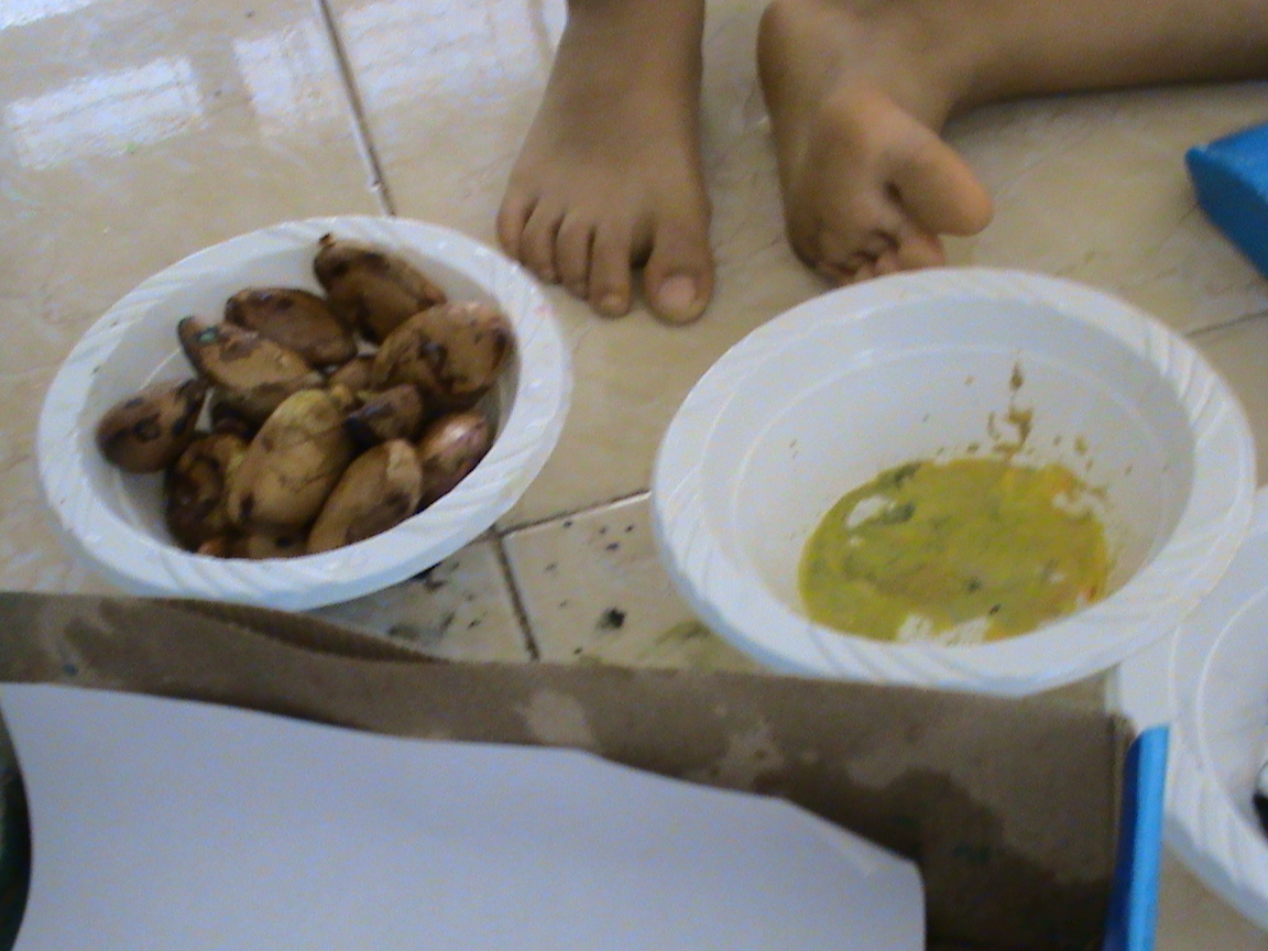 celupkan biji durian atau biji apa saja pada cat air lalu masukkan dalam doos sepatu dan goncangkan