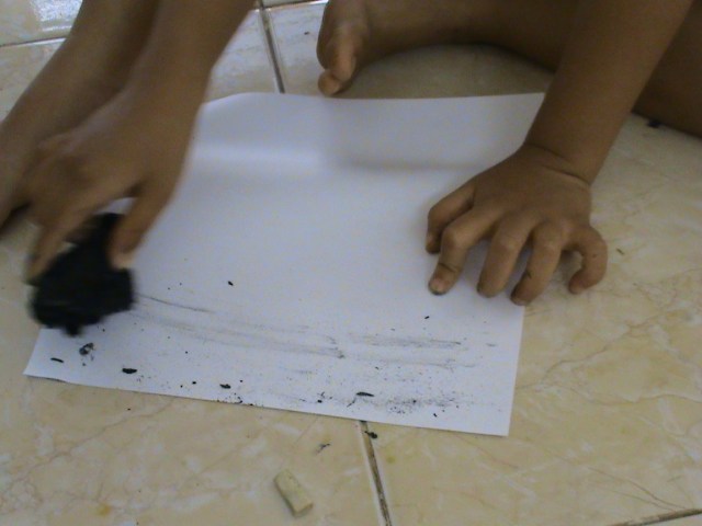 gorekan arang sesuka hati, jangan takut tangannya kotor, nanti tangan bisa dicuci