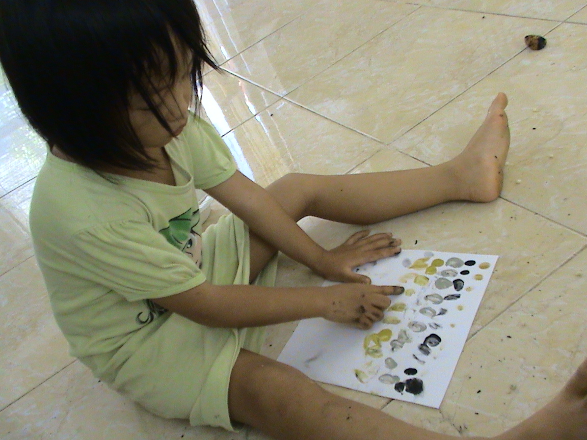 mentutul tutul dengan jari yang sudah dicelupkan ke dalam cat air