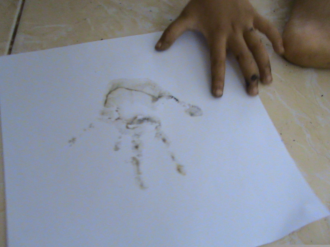 Ide cap tangan ini dari Melody sendiri untuk menghabiskan cat cat yang ada