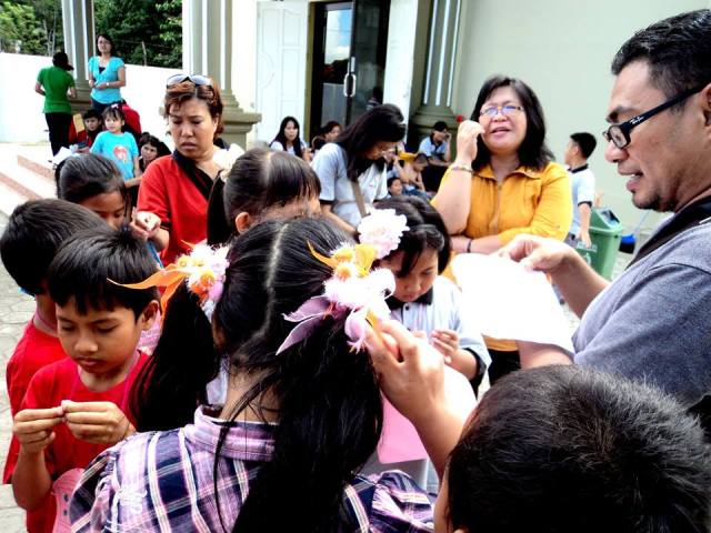 terlihat Bpk Pdt Andi Marzuki ikut-ikutan semangat menjaga pos Balon...seru juga melihat gembala yang antusias melihat anak-anak kami  bertumbuh dalam memperkatakan Firman Tuhan...