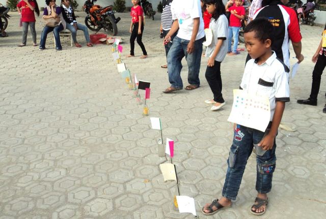 terlihat bendera warna warni yang sudah ditulisi ayat
