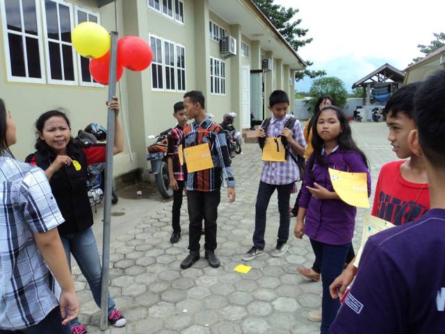 tampak anak-anak antusias di pos balon