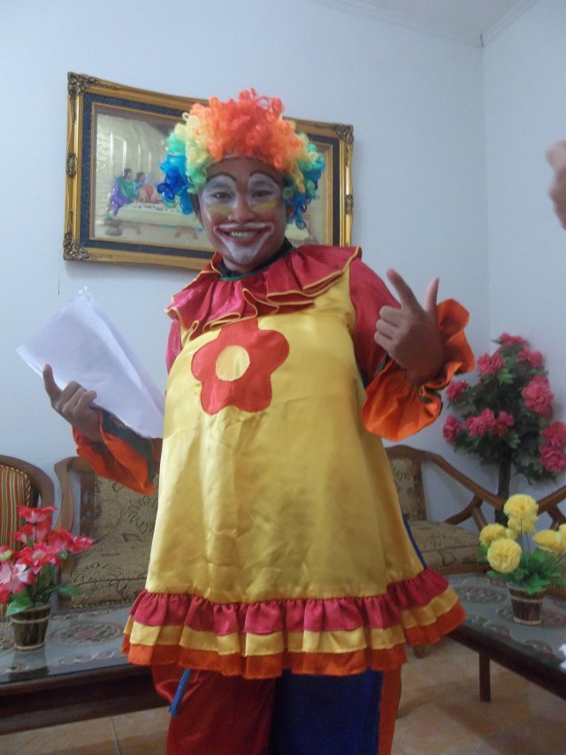 BAPAK BADUT SEDANG BERLATIH SETELAH SELESAI DI MAKE UP