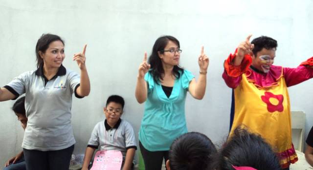 Ibu Ellen dan Ibu Neno jadi asisten pak badut agar pos ini lebih cepat selesai....kita sudah ditunggu pos bendera pada acara final....ayooo ayooo cepat..!