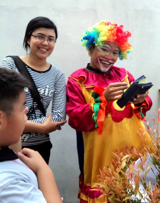 Salah satu guru Kak Juwita Krisdinar berpose bersama pak badut..