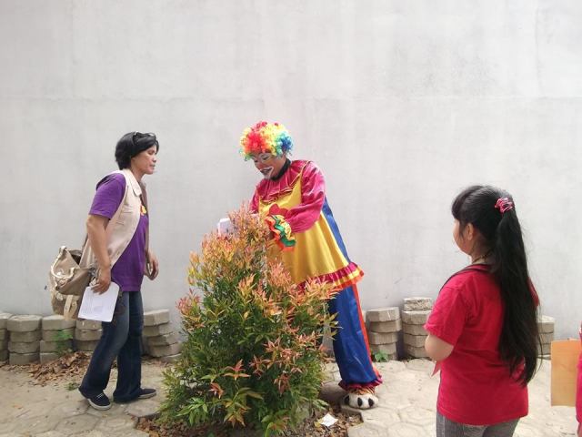 pak badut sembunyikan kunci jawaban pada balik semak