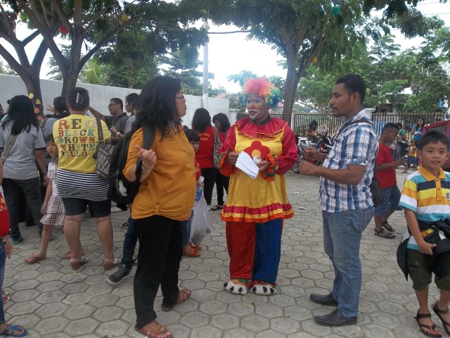 BAPAK BADUT SEDANG BREAFING SINGKAT DENGAN SAYA SEBELUM MAJU KE POS BADUTNYA