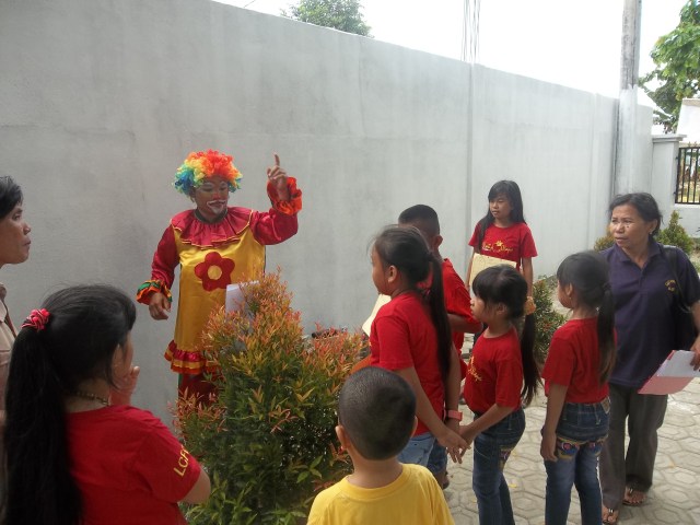TAMPAK BADUT SEDANG MENGGERAKKAN SALAH SATU AYAT YANG DIPILIH PAK BADUT. WALAUPUN GERAKAN PAK BADUT MUNGKIN TIDAK SAMA DENGAN GERAKAN YANG DILATIHKAN GURU  SM  MASING MASING PADA MURIDNYA, NAMUN APABILA ANAK-ANAK MEMANG BENAR-BENAR HAFAL SETIAP AYAT YANG DIPELAJARINYA, PASTI ANAK-ANAK AKAN TETAP TAHU ARTI DARI GERAKAN PAK BADUT
