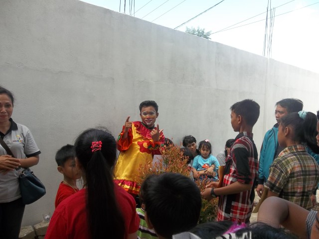 PAK BADUT SEDANG KEPANASAN DENGAN WIG NYA DAN SEDANG BERGAYA DEPAN KAMERA TANPA WIG DI KEPALANYA