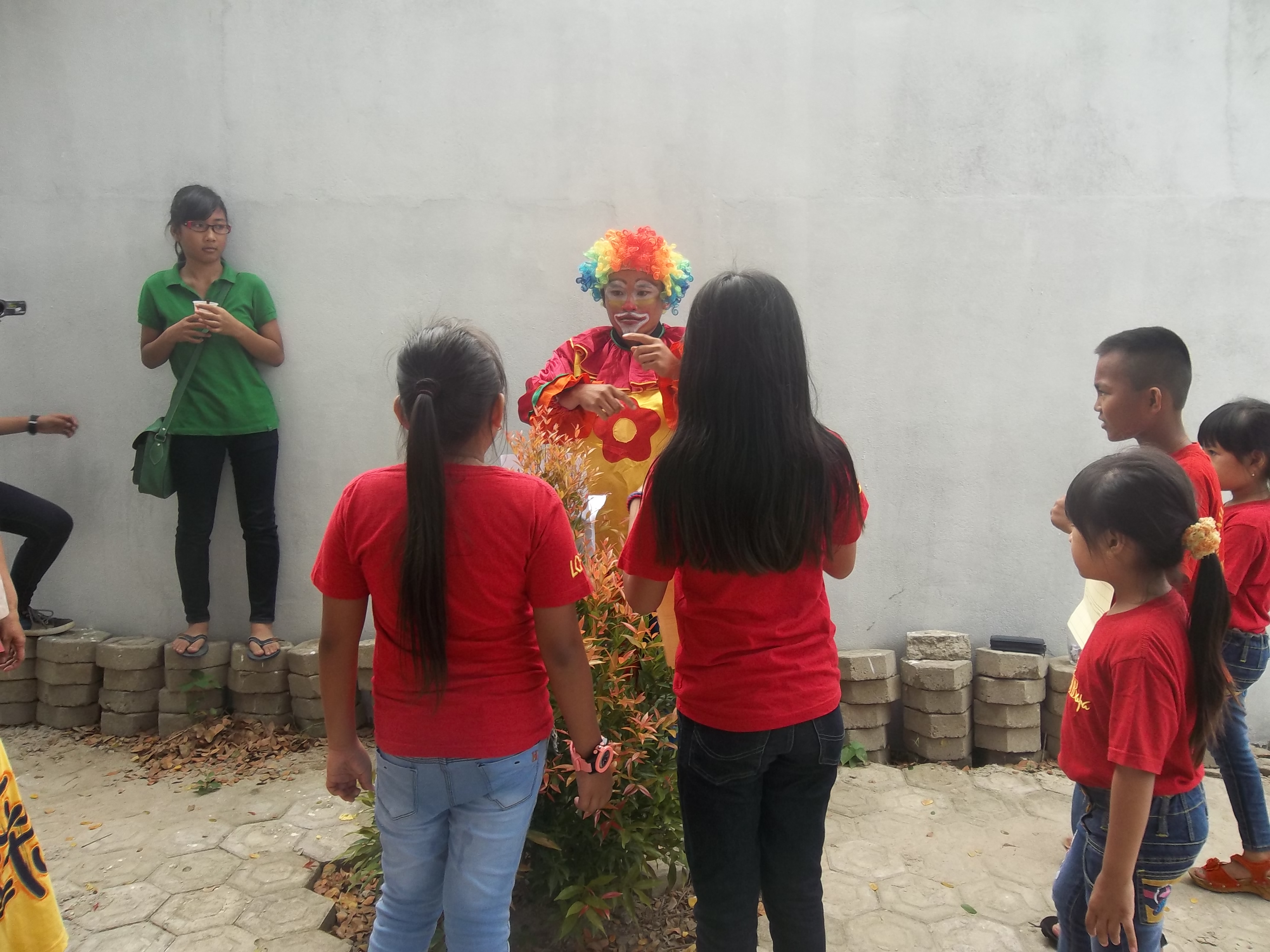 GAYA PAK BADUT YANG SEDANG MEMPERAGAKAN GERAKAN SALAH SATU AYAT