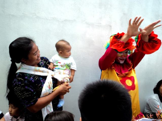 bayi bayi pun ikutan heboh dengan pak badut