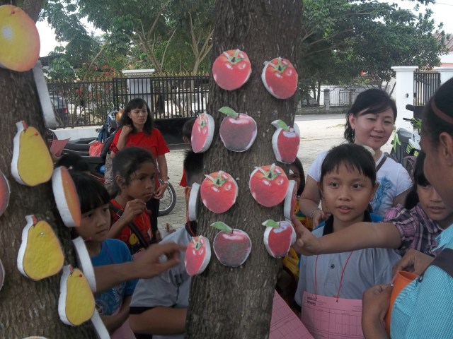 BUAH APEL DAN TOMAT UNTUK KODE WARNA MERAH