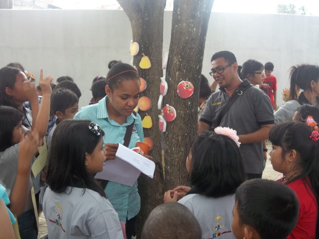 TAMPAK PENJAGA POS SEDANG MENDENGAR DIK PUTRI SEDANG MEMPERKATAKAN FIRMAN TUHAN TERKAIT ALAMAT AYAT YANG TERTERA DI BELAKANG BUAH 