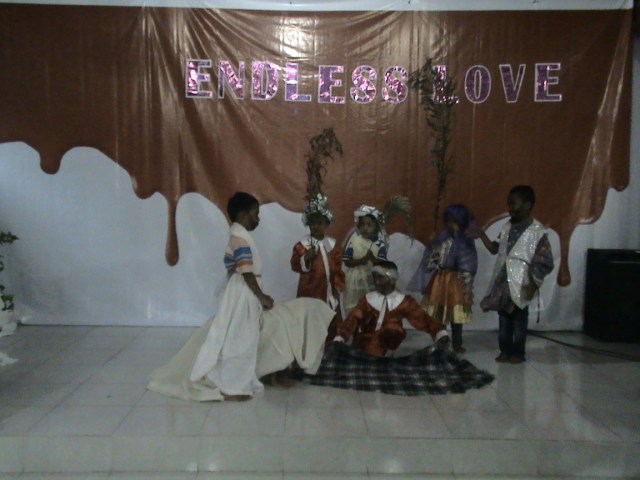 Kelompok 1 di bawah asuahan Ibu Cristine dengan Thema Yesus Dielu-elukan di Yerusalem