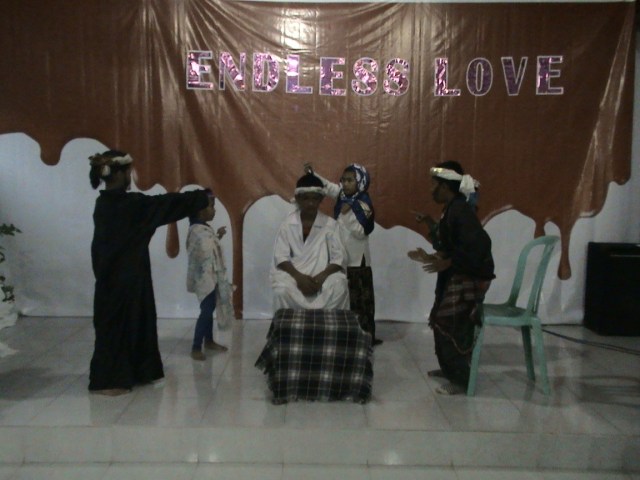 Kelompok 2 di bawah asuhan Ibu Eka, dengan Thema Yesus diurapi