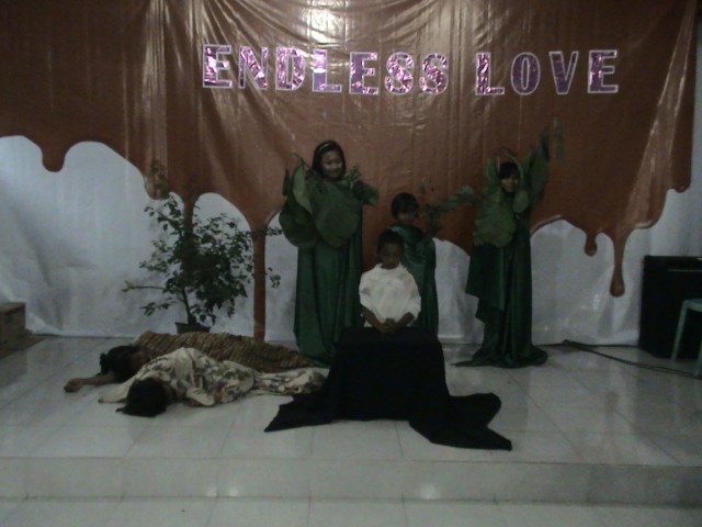 Kelompok 4, dibawah asuhan Ibu Neno dengan thema Yesus berdoa di taman getsemani