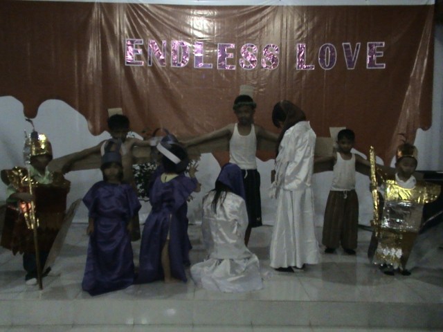 Kelompok 6 di bawah asuhan Ibu Ellen Djohan dengan thema Yesus Disalib, meraih juara I