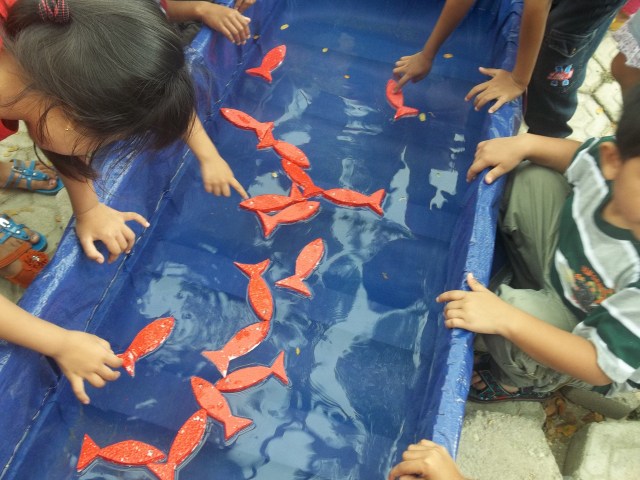 IKAN MERAH UNTUK ANAK-ANAK DENGAN KODE WARNA MERAH