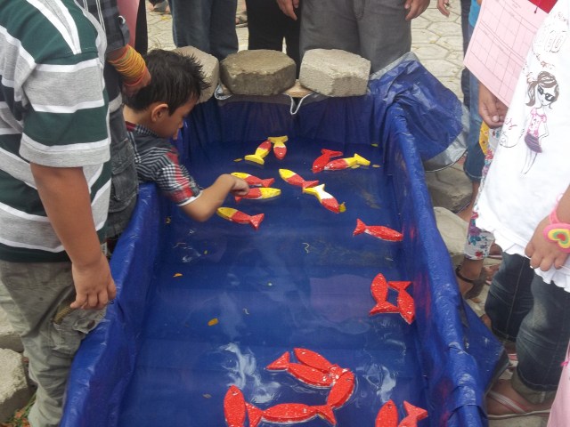 IKAN YANG MERAH KUNING DISEDIAKAN UNTUK KELAS BALITA, MEREKA MEMANCING DAN BOLEH MENYANYI LAGU APA SAJA (LAGU SM) NANTI MEREKA MENDAPAT BINGKISAN BERUPA COKLAT, PERMEN DAN BISKUIT)